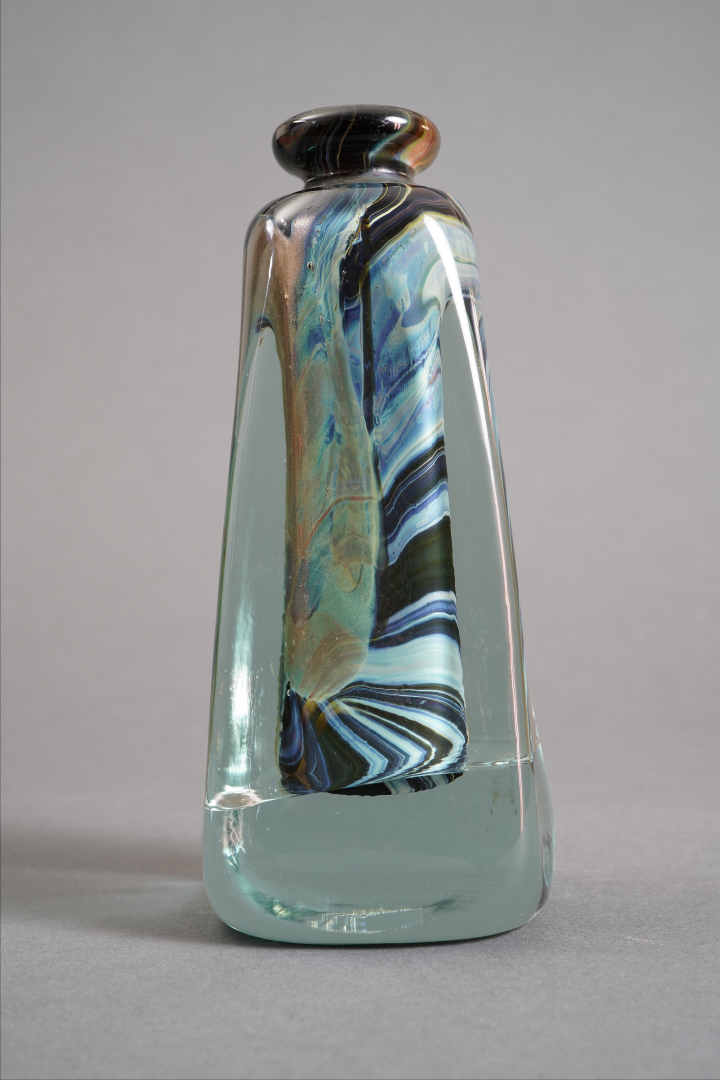 Jean-Claude NOVARO (1943-2014) - Petit vase en verre soufflé de forme trapèze à…