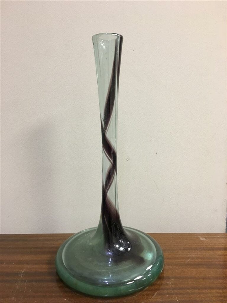 Jean-Claude NOVARO (1943-2014). - Vase en verre soufflé à long col, la panse ap…