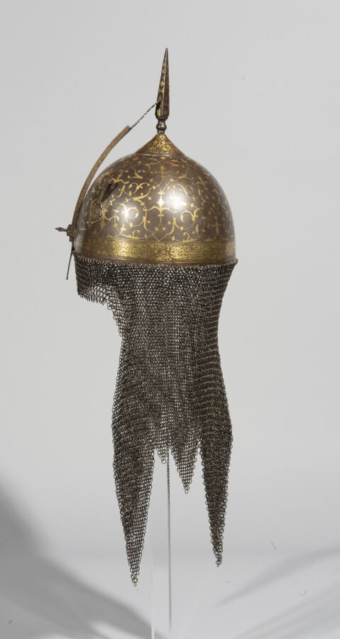 Casque kulah khud Qadjar - Acier à décor ciselé et damasquiné d'or et d'argent…