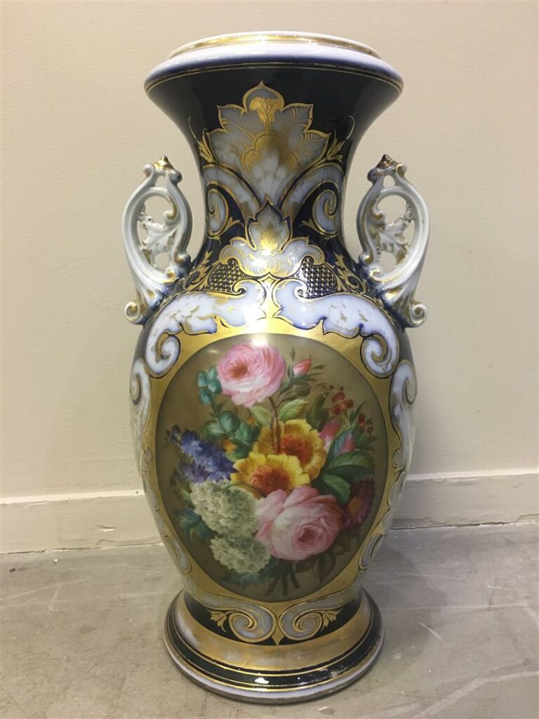 Vase en porcelaine à fond bleu nuit et décor doré de rinceaux, orné d'un médail…