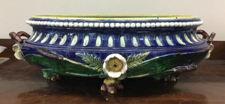 Grande jardinière de forme ovale en céramique polychrome à fond bleu nuit, à dé…