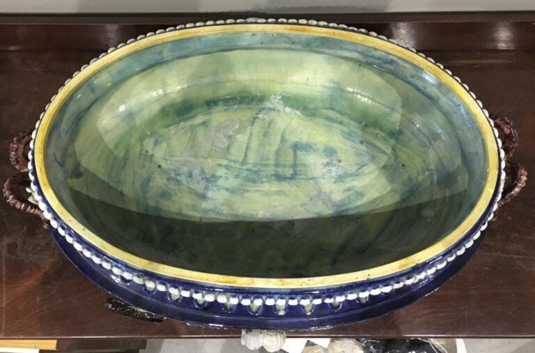 Grande jardinière de forme ovale en céramique polychrome à fond bleu nuit, à dé…