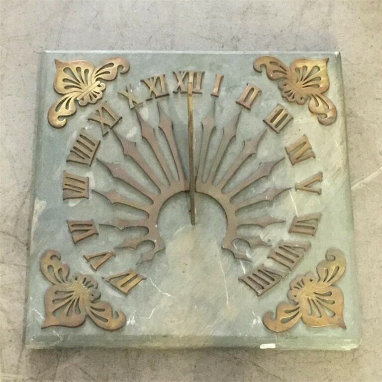 Cadran solaire décoratif en pierre, le gnomon, les chiffres et les fleurs de ly…