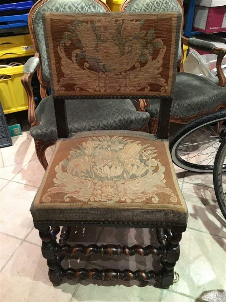 Chaise en bois naturel, les pieds tournés réunis par des barreaux en colonnes t…