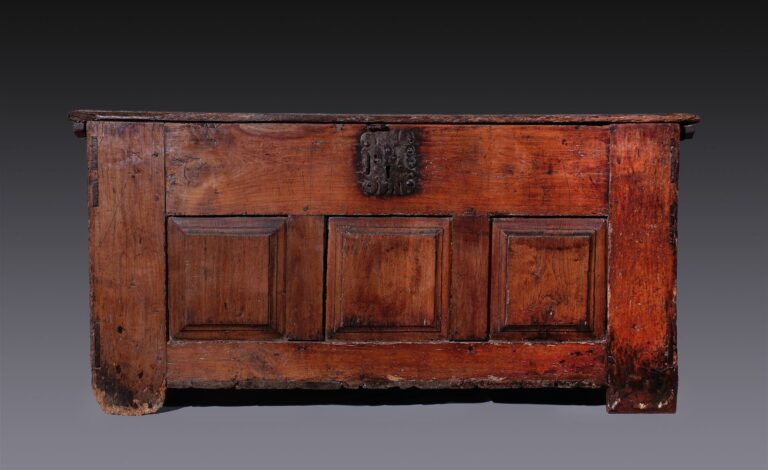 Coffre en chêne, composé d'éléments anciens, réalisé probablement au XIXème siè…