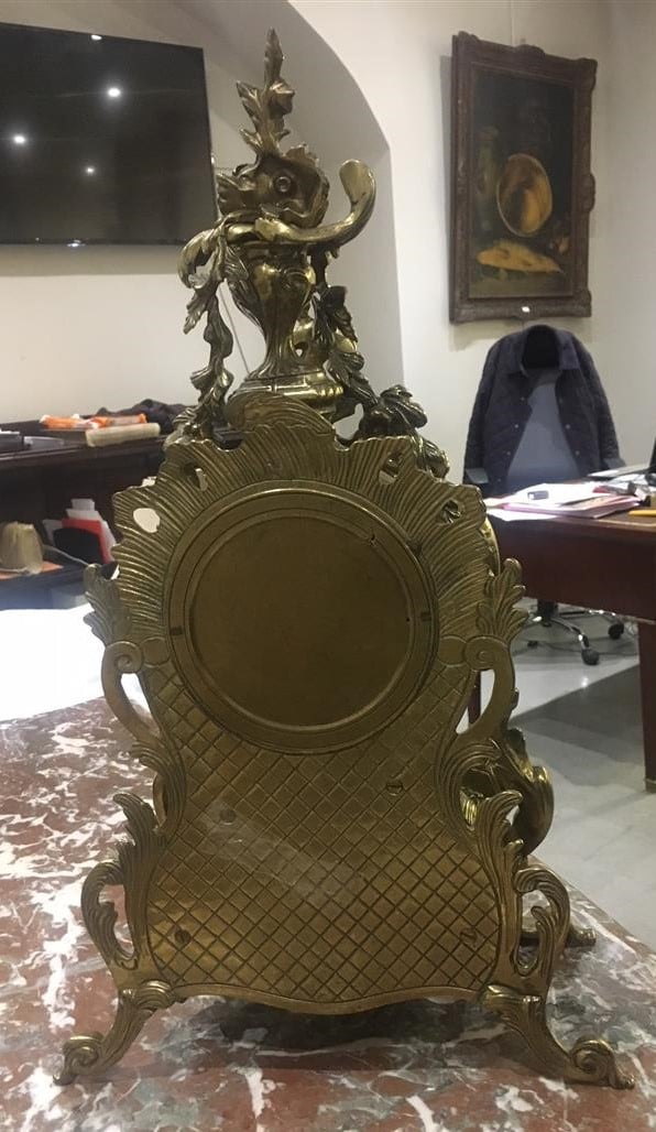Pendule de cheminée en bronze doré, à riche décor rocaille ajouré (avec sa clef…