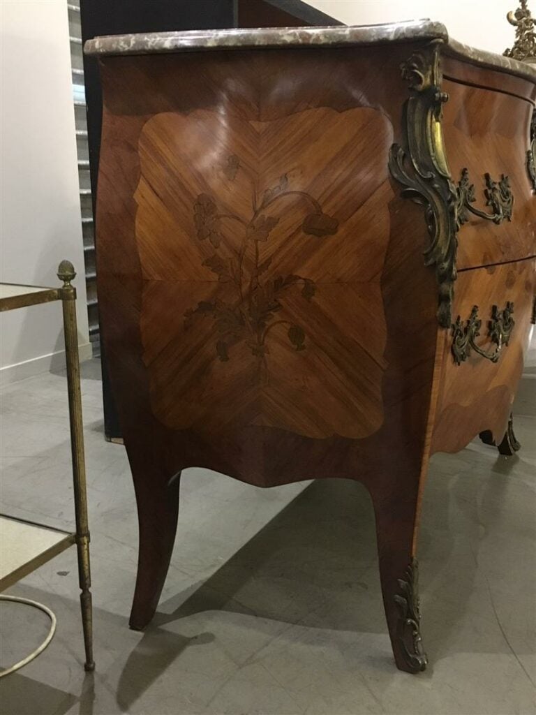 Commode en bois marqueté à décor de branches fleuries, ouvrant en façade par de…