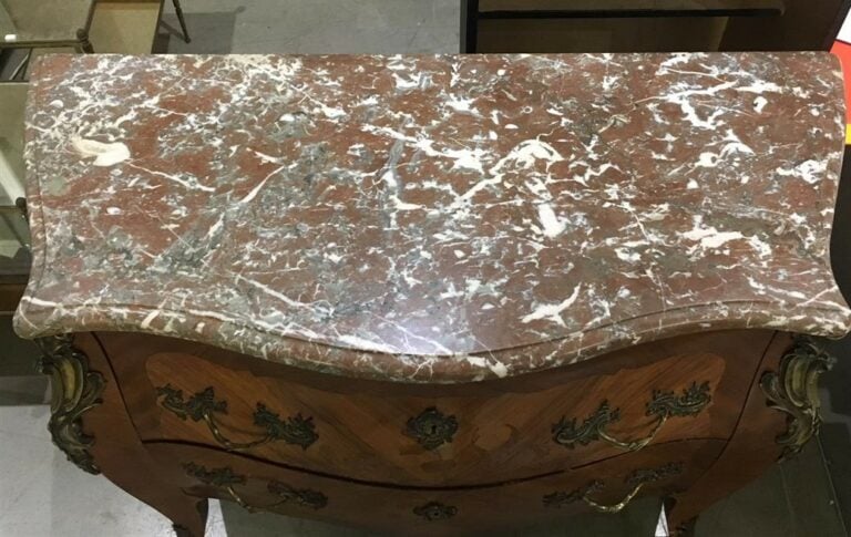 Commode en bois marqueté à décor de branches fleuries, ouvrant en façade par de…