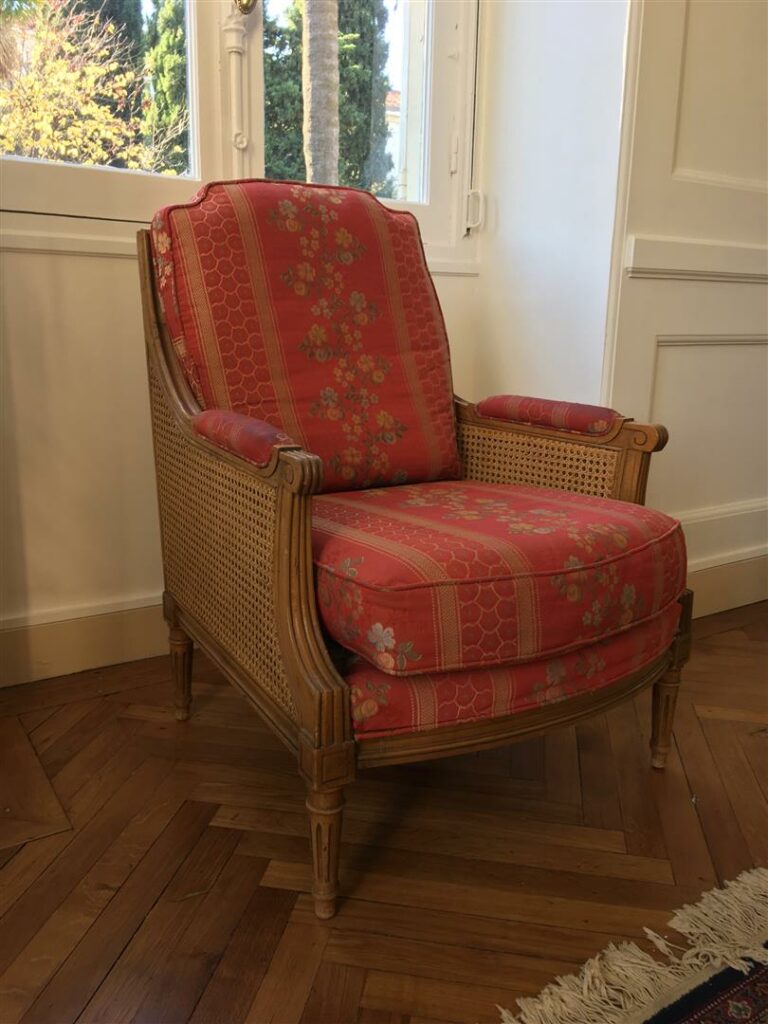 Paire de fauteuils cannés en bois naturel mouluré, le dossier à la Reine, les p…