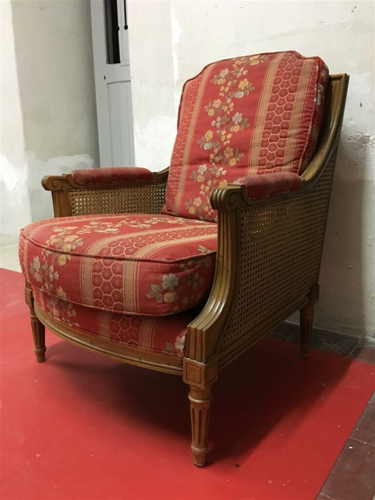 Paire de fauteuils cannés en bois naturel mouluré, le dossier à la Reine, les p…