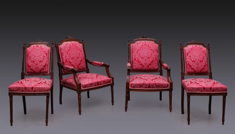 Suite composée d'une paire de fauteuils et d'une paire de chaises en bois natur…