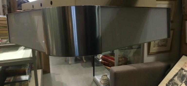 Attribué à PERZEL. - Suspension en acier brossé et plexi, de forme carrée à coi…