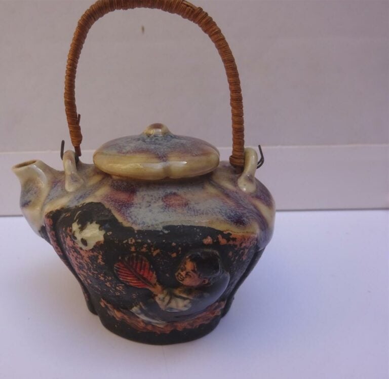 LOT DE CINQ (5) OBJETS ASIATIQUES - Chine et Japon - Il comprend : - > 1 théièr…