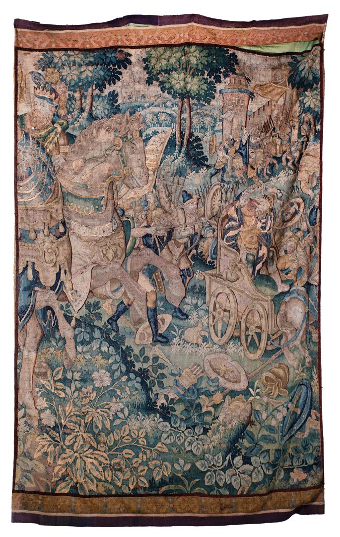 Fragment de tapisserie des Flandres, représentant une scène de bataille avec de…