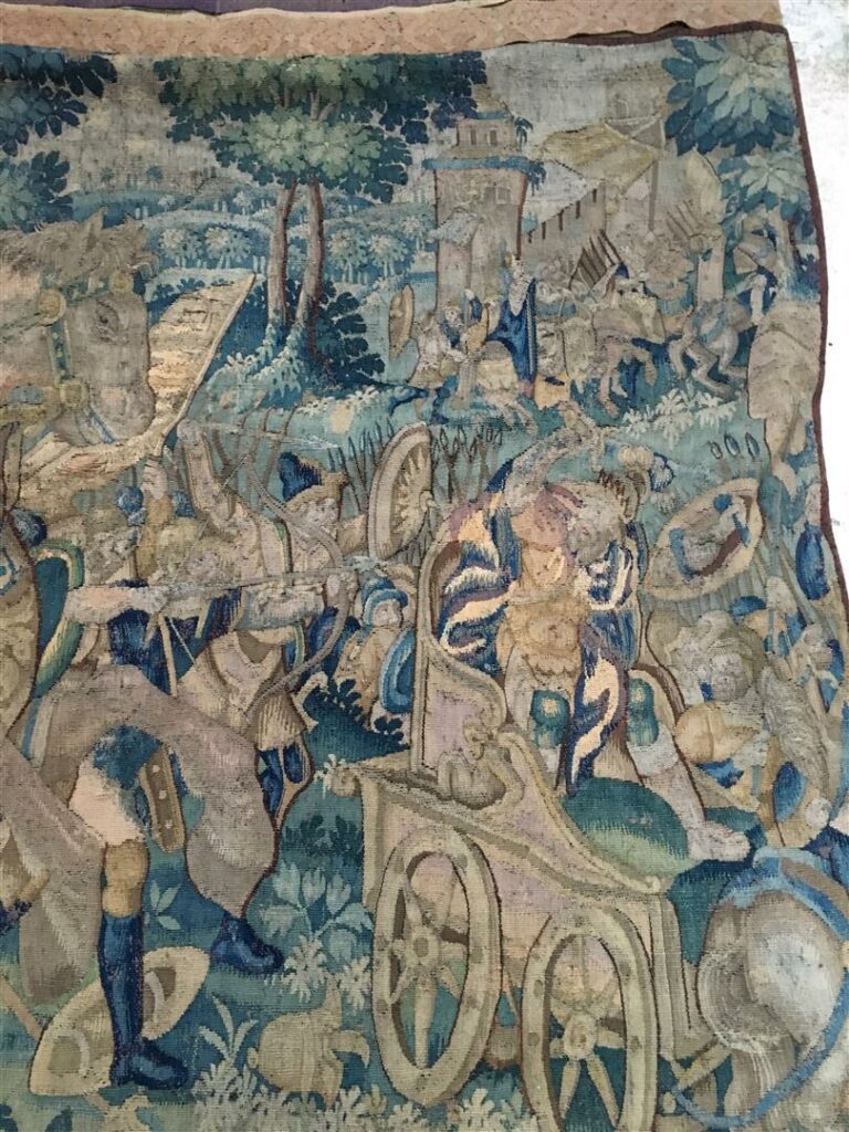 Fragment de tapisserie des Flandres, représentant une scène de bataille avec de…