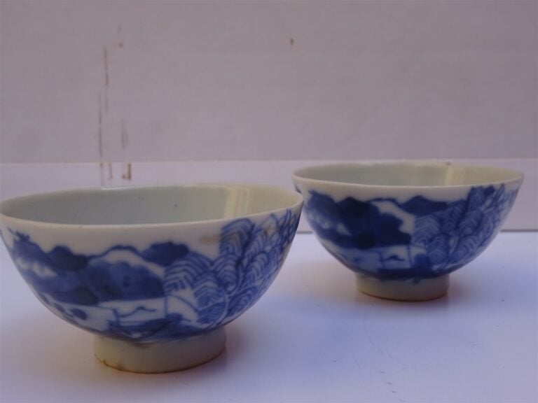 LOT DE CINQ (5) OBJETS ASIATIQUES - Chine et Japon - Il comprend : - > 1 théièr…
