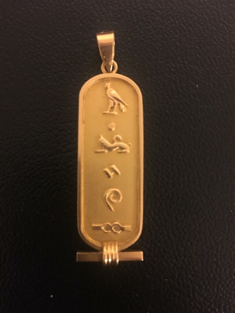 Pendentif en or jaune à motif d'un cartouche égyptien. - Poids: 7,65 g.