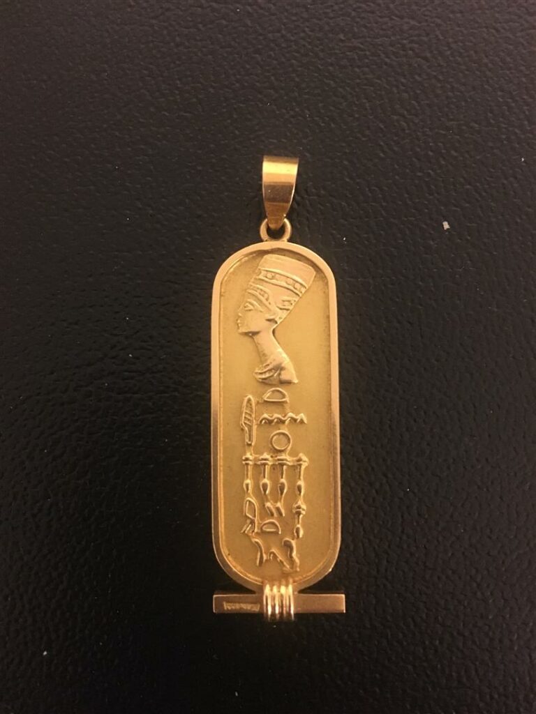Pendentif en or jaune à motif d'un cartouche égyptien. - Poids: 7,65 g.