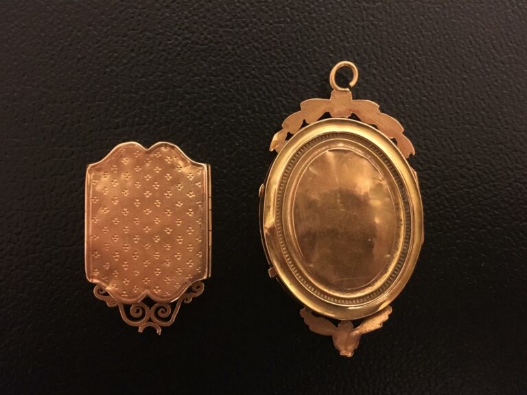 Ensemble de deux pendentifs souvenir en or jaune 750/1000, le premier de forme…