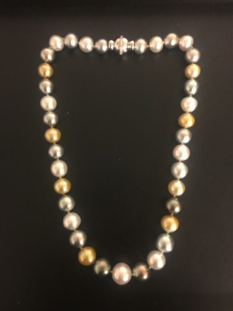 Collier de perles de culture polychromes.