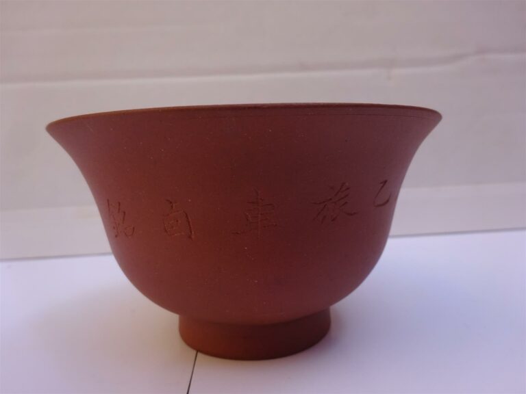 LOT DE CINQ (5) OBJETS ASIATIQUES - Chine et Japon - Il comprend : - > 1 théièr…
