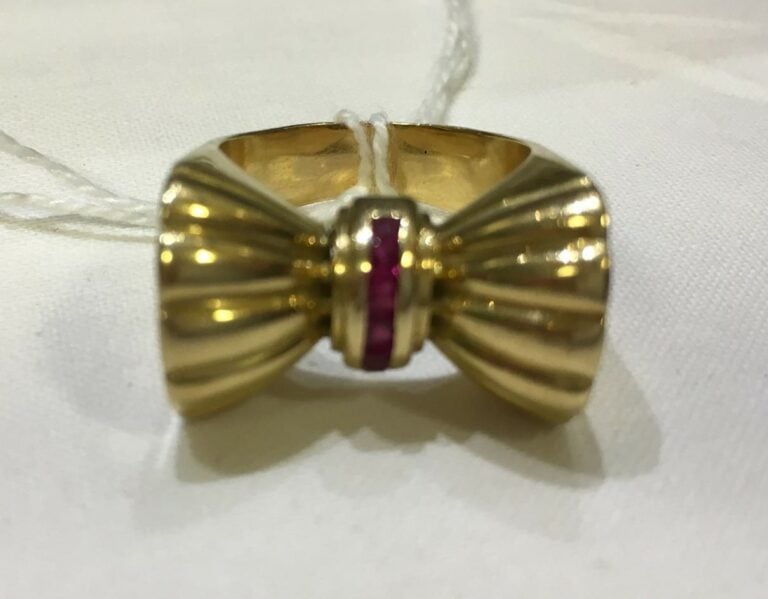 Bague tank en or jaune sertie de rubis barrettes. - Poids brut: 11,9 g.