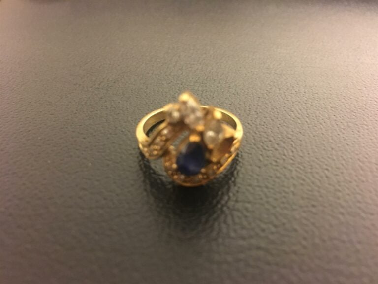 Bague en or jaune 750/1000 orné d'un saphir taillé en poire et deux petits bril…