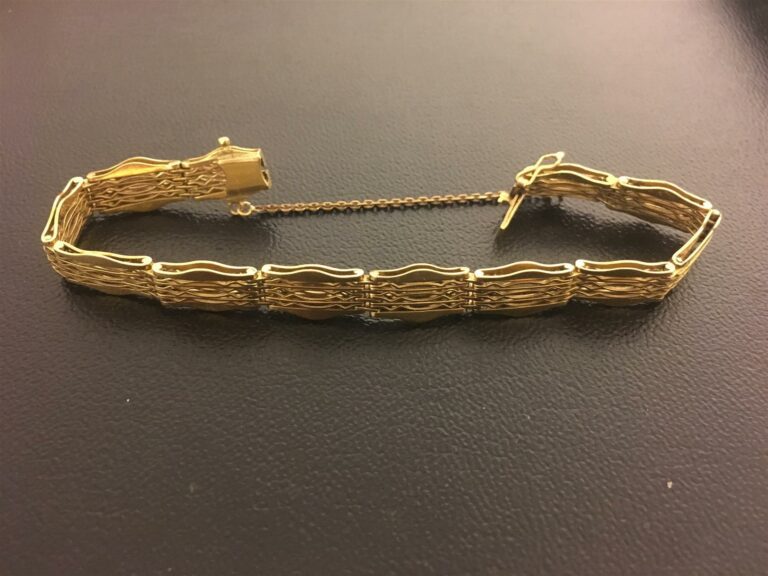 Bracelet articulé en or jaune 750/1000 à décor ajouré. - Poids: 19 g.