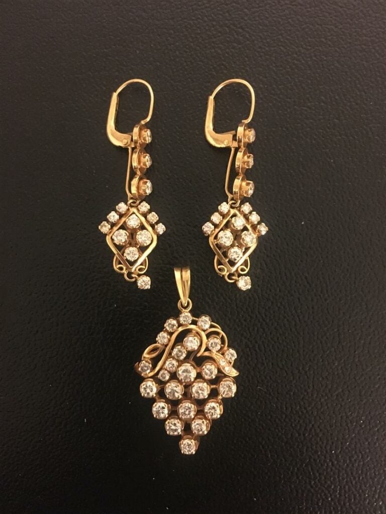 Parure en or jaune comprenant un pendentif et deux boucles d'oreille. - Poids:…