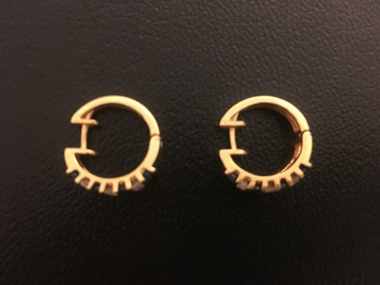 Paire de boucles d'oreille en or jaune orné de petits saphirs et brillants en r…