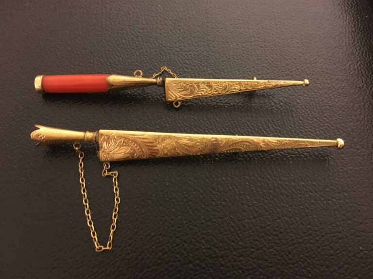 Deux broches en or étranger représentant des poignards, l'une avec la poignée e…