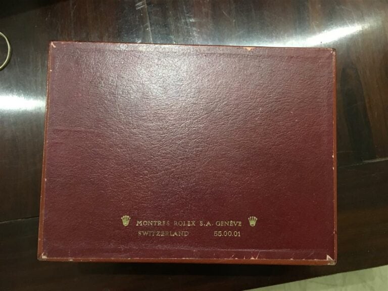 Etui de montre Rolex (élément à refixer).