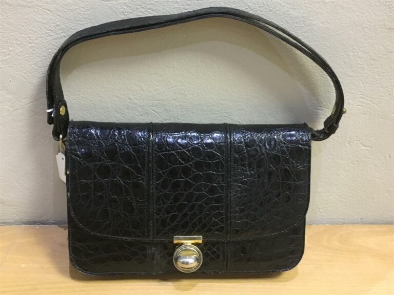 Sac en cuir noir façon crocodile.