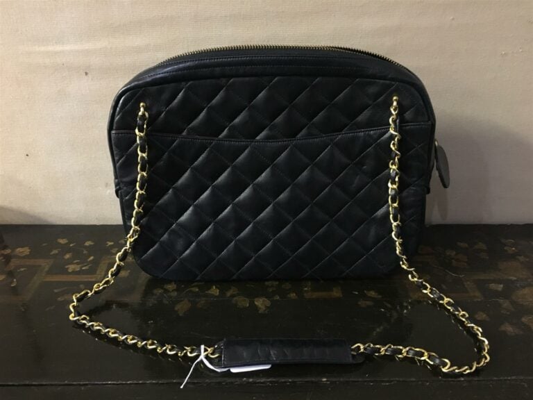 Sac Chanel, modèle shopping, en cuir noir matelassé, deux poches extérieures, t…