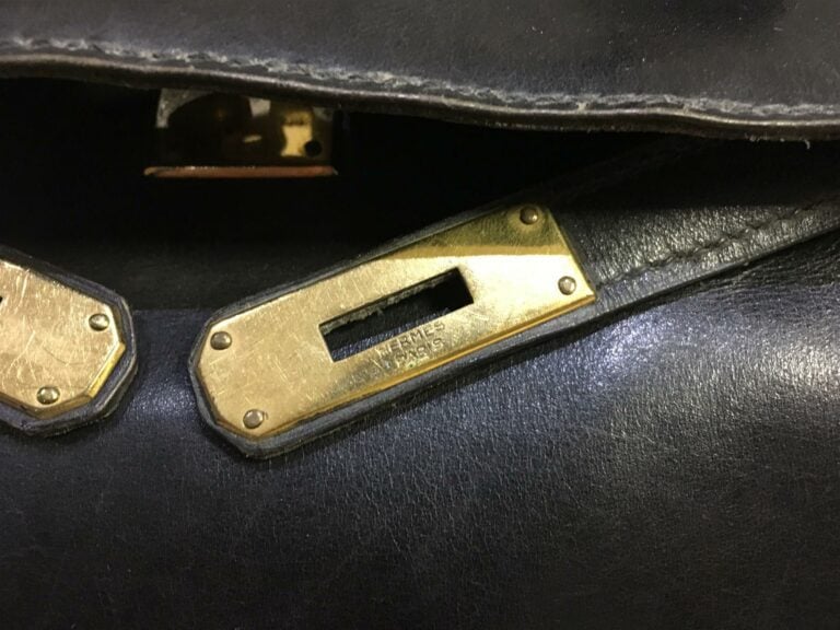 Sac HERMES modèle Kelly en cuir noir (usures importantes).