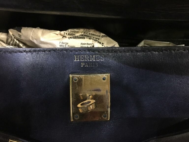 Sac HERMES modèle Kelly en cuir noir (usures importantes).