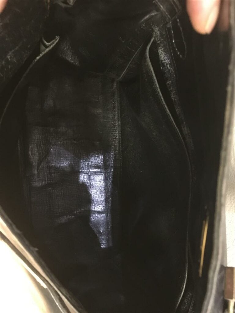 Sac HERMES modèle Kelly en cuir noir (usures importantes).