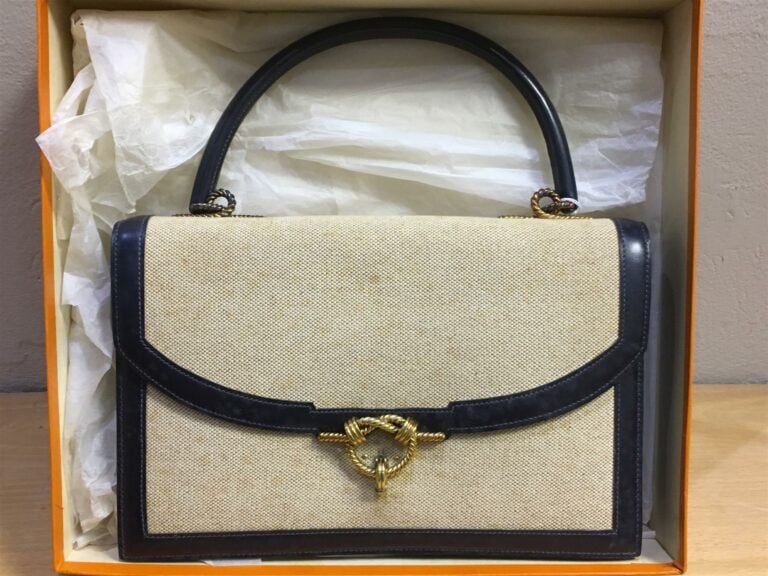 Sac à main HERMES modèle cordelière, toile beige et cuir marine, intérieur cuir…