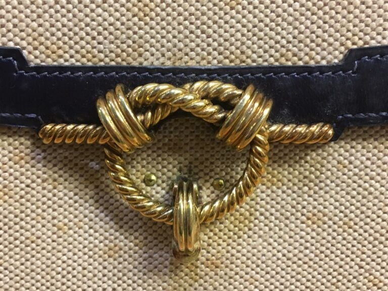 Sac à main HERMES modèle cordelière, toile beige et cuir marine, intérieur cuir…
