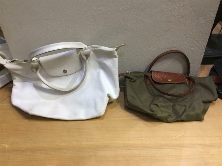 Deux sacs pliage, un en cuir, un en toile, et un sac Bourse, Longchamp (usures…