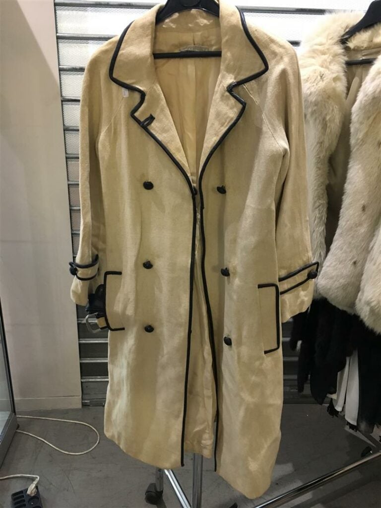 Ensemble GIVENCHY Trench en toile beige et cuir bleu marine avec sa ceinture, e…