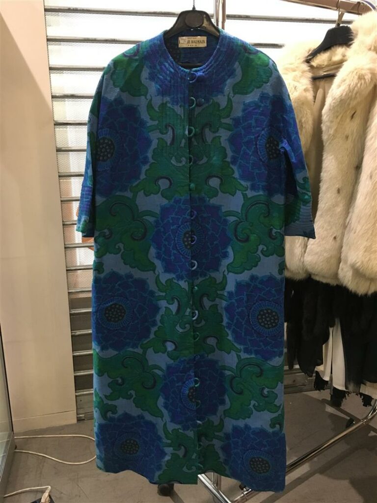 Veste longue Pierre Balmain Boutique verte et bleue à motifs floraux.