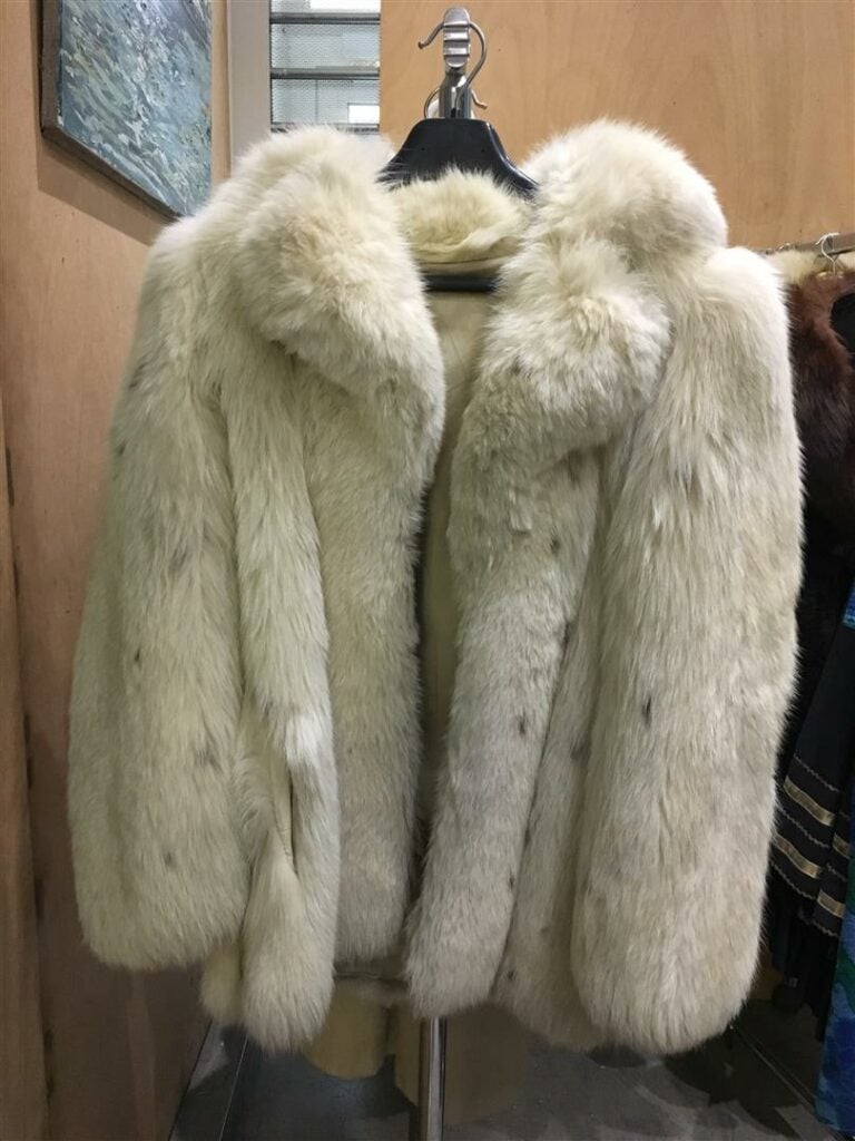 Veste en renard blanc et empiècements en cuir crème (doublure accidentée).