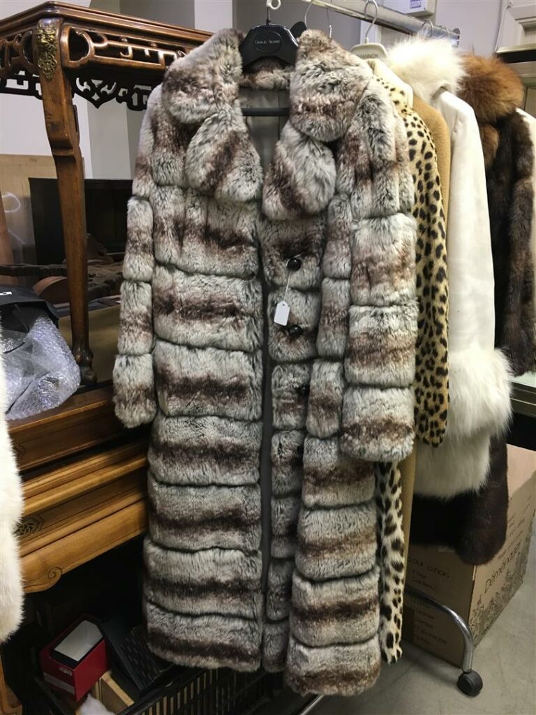 Manteau long en lapin, rayures horizontales.