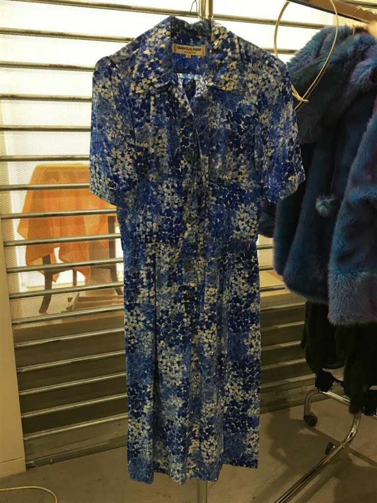 SAINT LAURENT RIVE GAUCHE Robe en soie bleue à motifs floraux.