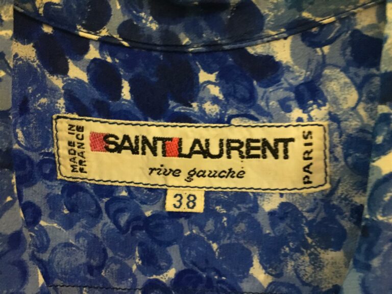 SAINT LAURENT RIVE GAUCHE Robe en soie bleue à motifs floraux.