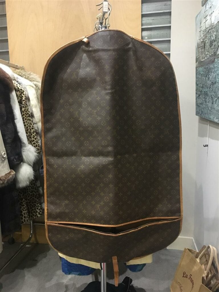 Housse à vêtements Louis Vuitton.