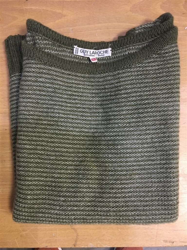 GUY LAROCHE Pull en cachemire gris, et deux pulls dont un sans manche et un à c…