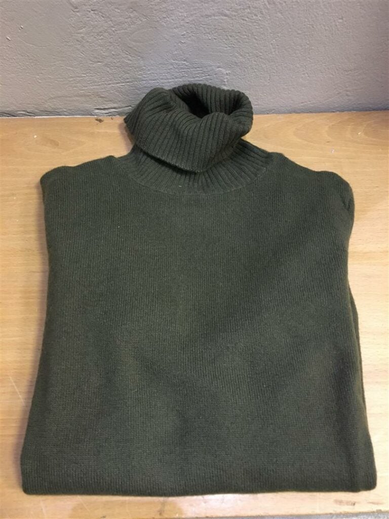 GUY LAROCHE Pull en cachemire gris, et deux pulls dont un sans manche et un à c…