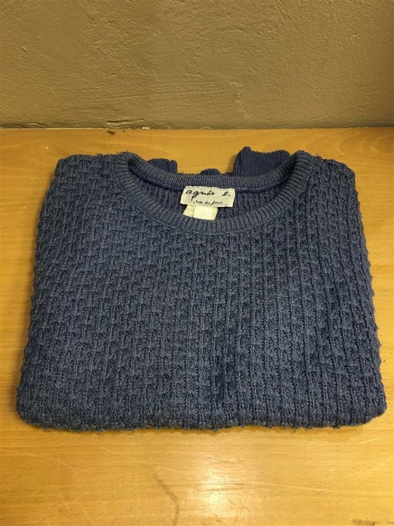GUY LAROCHE Pull en cachemire gris, et deux pulls dont un sans manche et un à c…